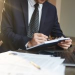 Юрист заповнює документи на подання податкової амністії