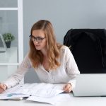 Дівчина бухгалтер зайнята регістрацією ФОП