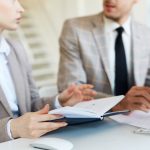 Юристи з юридичного консалтингу обговорюють справу