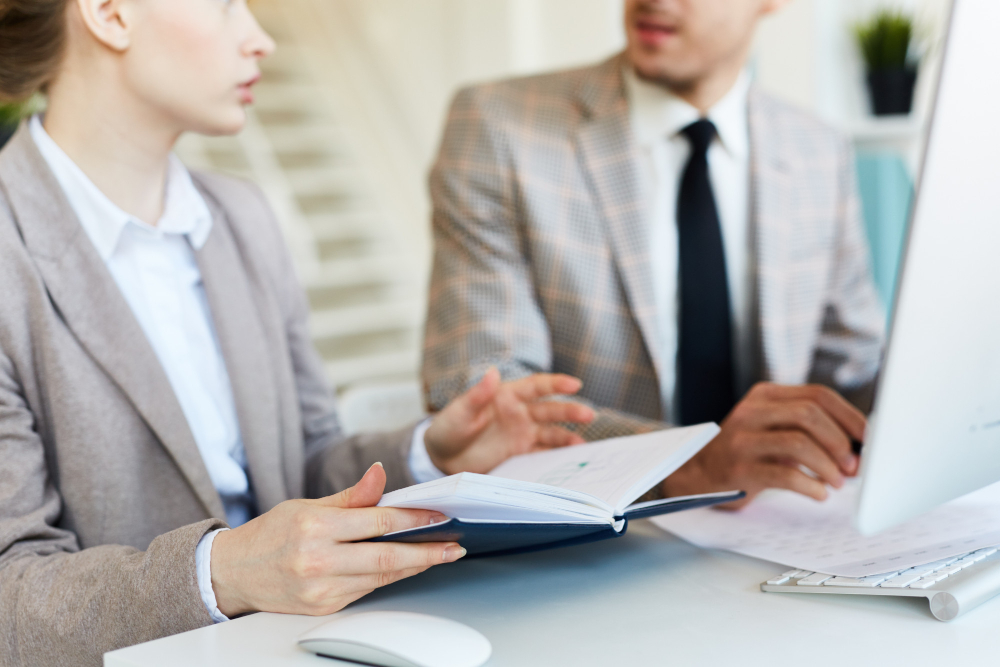 Юристи з юридичного консалтингу обговорюють справу