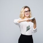 На зображенні жінка розкидує гроші що у неї у другій руці